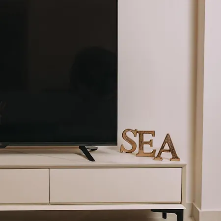 Cozy New Nearby Metro Apartament *
